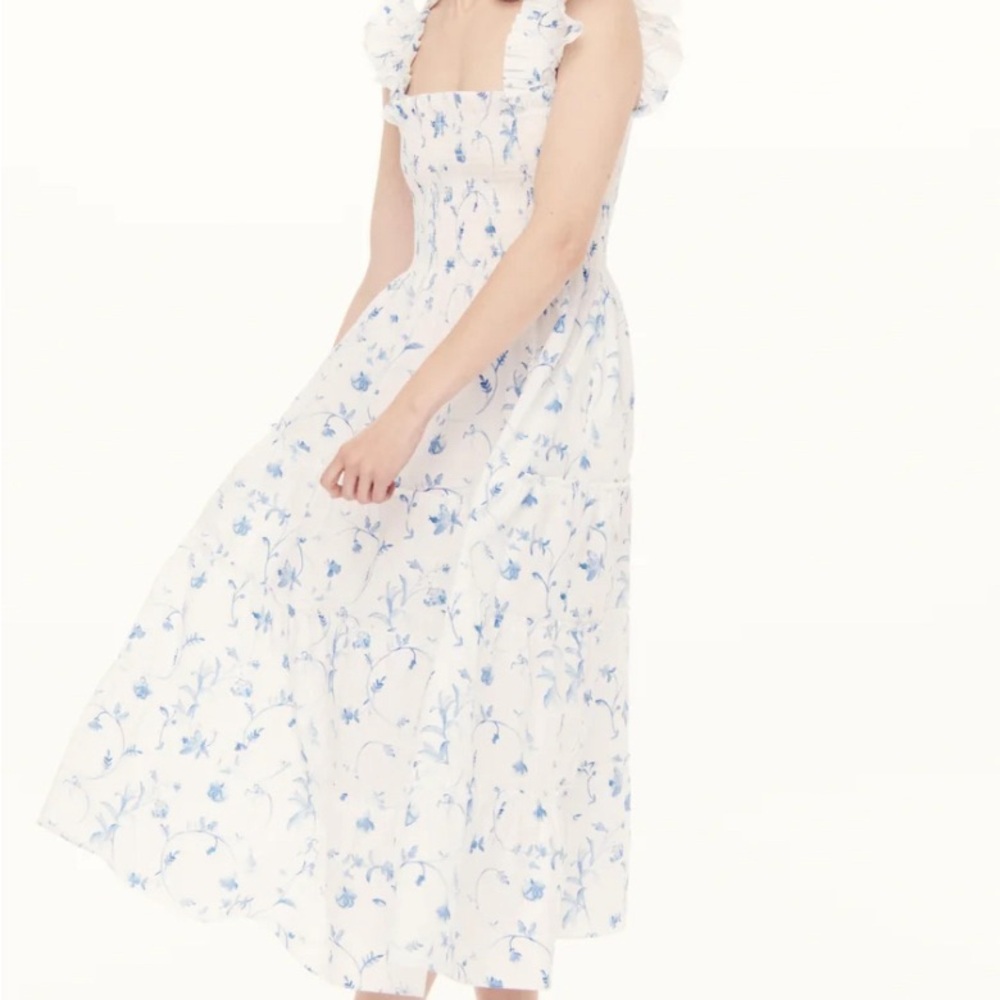 Hill House M Ellie Nap Dress. Blue Botanical Classic